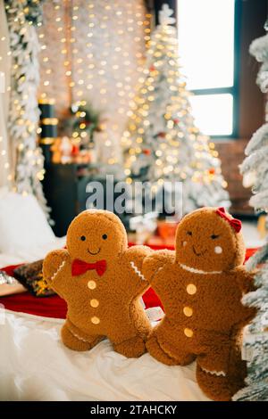 Cookies jouets dans les décorations de noël, chambre décorée et ensoleillée Banque D'Images