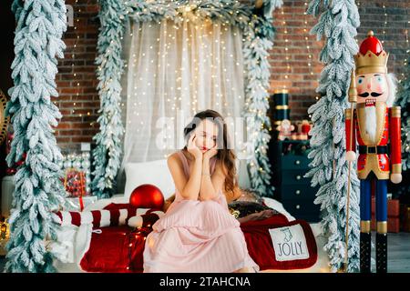 Femme est triste en attendant des cadeaux pour noël, nouvel an atmosphère Banque D'Images