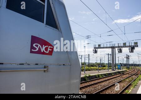Calais, France - 10 août 2023 : logo sur locomotive de la compagnie SNCF TER, train Express régional (SNCF) dans une gare du chemin de fer Banque D'Images