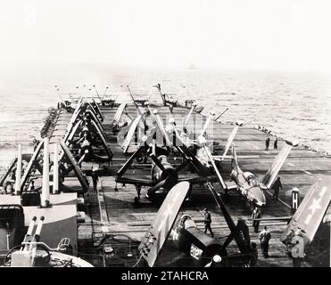 Avion - Grumman F9F-2 USS Antietam pont W F4U-4C. Banque D'Images