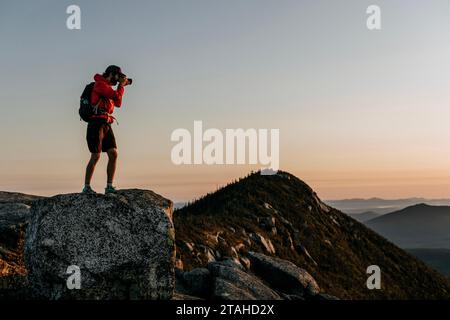 Randonneur prend la photo au lever du soleil de la vue sur la montagne dans le Maine Banque D'Images