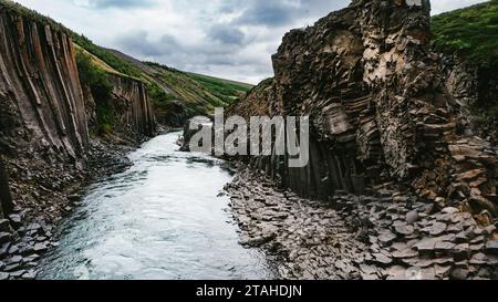 Glacial river going through basalt column gorge landscape Banque D'Images