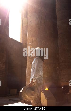 Jeune touriste masculin explorant le temple d'Edfou, Egypte Banque D'Images