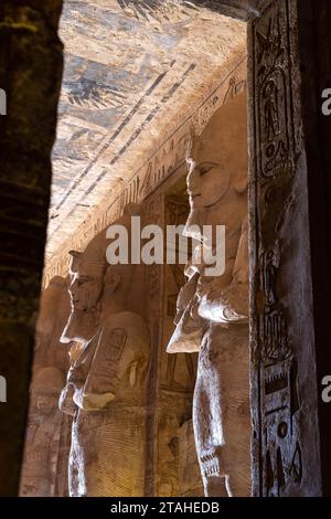 Hiéroglyphes et statues pharao à l'intérieur du Grand Temple de Ramsès II Banque D'Images