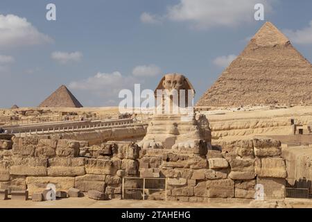 Le Grand Sphinx de Gyza avec pyramide derrière pendant la journée ensoleillée Banque D'Images