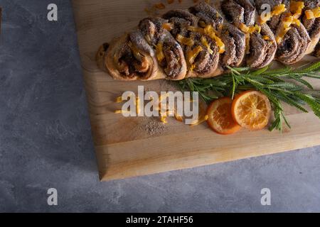 Vue aérienne de pain à la cardamome sucrée sur une planche de bois. Banque D'Images