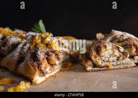 Pain à la cardamome tranché avec oranges confites et sucre en poudre. Banque D'Images