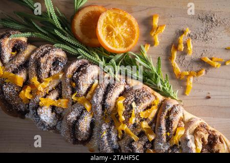 Gros plan de pain à la cardamome avec des oranges confites et du sucre en poudre. Banque D'Images