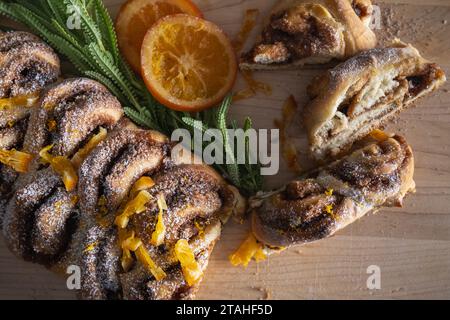 Vue aérienne du pain tranché à la cardamome avec des oranges confites. Banque D'Images