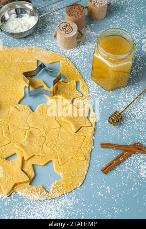 Pâte à biscuits en pain d'épice avec des formes d'étoiles découpées. Pour insta Story Banque D'Images