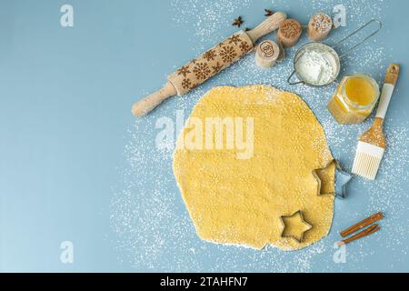 Pâte à biscuits en pain d'épice, moules, miel et rouleau à pâtisserie Banque D'Images