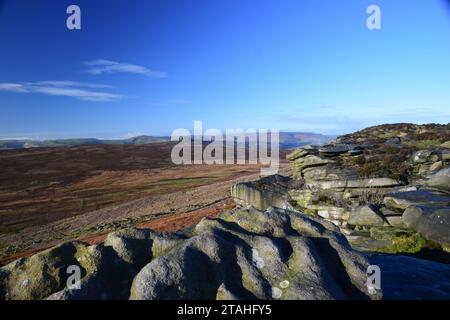 Soleil et ciel bleu sur Stanage Edge dans le Derbyshire Peak District Banque D'Images