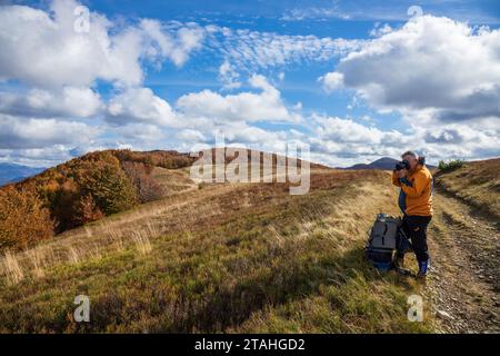 Photographe paysagiste dans les montagnes des Carpates. Banque D'Images