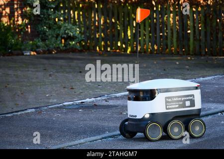 Robot Starship livrant des provisions Banque D'Images