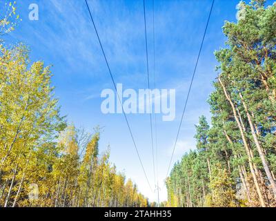 Tour de transmission, tour de puissance ou pylône électrique. Se compose de Banque D'Images