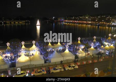 Weihnachtsbeleuchtung in der Hamburger Innenstadt. Hier ein Blick aus dem Kaufhaus Alsterhaus auf den Jungfernstieg und die Binnenalster. *** Lumières de Noël dans le centre-ville de Hambourg Voici une vue du grand magasin Alsterhaus de la Jungfernstieg et du lac Alster intérieur crédit : Imago / Alamy Live News Banque D'Images