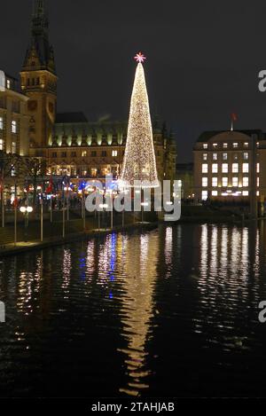 Weihnachtsbeleuchtung in der Hamburger Innenstadt. Hier ein Blick vom Jungfernstieg Richtung Alsterfleet und Rathaus. *** Lumières de Noël dans le centre-ville de Hambourg Voici une vue de Jungfernstieg vers Alsterfleet et la mairie crédit : Imago / Alamy Live News Banque D'Images