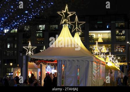 Weihnachtsbeleuchtung in der Hamburger Innenstadt, hier am Jungfernstieg. *** Lumières de Noël dans le centre-ville de Hambourg, ici à Jungfernstieg crédit : Imago/Alamy Live News Banque D'Images