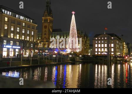 Weihnachtsbeleuchtung in der Hamburger Innenstadt. Hier ein Blick vom Jungfernstieg Richtung Alsterfleet und Rathaus. *** Lumières de Noël dans le centre-ville de Hambourg Voici une vue de Jungfernstieg vers Alsterfleet et la mairie crédit : Imago / Alamy Live News Banque D'Images