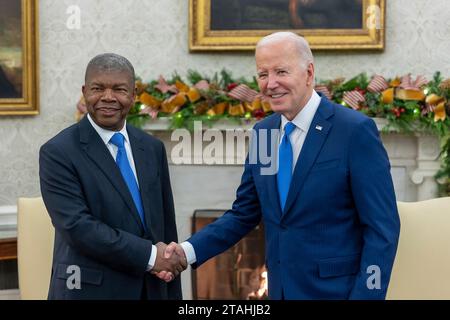 Washington, États-Unis d ' Amérique. 30 novembre 2023. Washington, États-Unis d ' Amérique. 30 novembre 2023. Le président américain Joe Biden, à droite, accueille le président angolais Joao Lourenço pour une réunion bilatérale dans le bureau ovale de la Maison Blanche, le 30 novembre 2023 à Washington, DC crédit : Adam Schultz/White House photo/Alamy Live News Banque D'Images