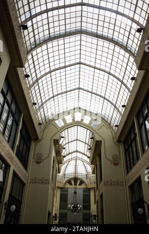 Le verre de l'aigle noir couvrait le passage commercial au palais de l'aigle noir à Oradea, en Roumanie Banque D'Images