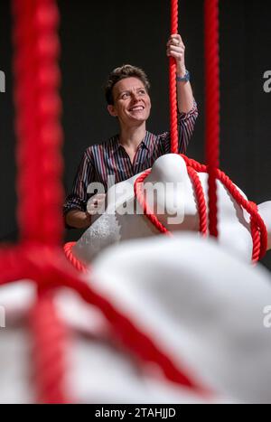 L’artiste environnementale et activiste Mella Shaw avant l’ouverture de sa nouvelle exposition Sounding Line au public au Summerhall à Édimbourg. L’exposition est une installation céramique à grande échelle qui aborde l’effet dévastateur du sonar marin sur les baleines et autres cétacés. Les sculptures sont faites d'argile qui comprend de la poussière d'os d'une baleine échouée inspirée par les formes des minuscules os de l'oreille interne des baleines. Date de la photo : Vendredi 1 décembre 2023. Banque D'Images