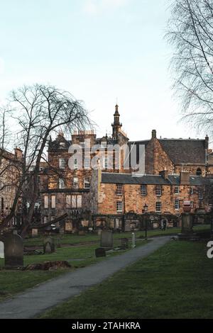 Vue panoramique du Greyfriars Kirkyard, un cimetière historique de la ville d'Édimbourg, en Écosse Banque D'Images