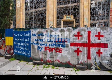 Graffiti pro-ukrainien / drapeaux dans les rues de tbilissi , Géorgie Banque D'Images