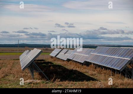 Ferme de panneaux solaires sur une journée ensoleillée produisant de l'énergie électrique propre Banque D'Images