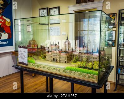 BUDAPEST, HONGRIE - 2 NOVEMBRE 2022 : bâtiment du Parlement hongrois au Musée du chocolat Szamos dans le centre de Budapest Banque D'Images