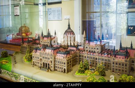 BUDAPEST, HONGRIE - 2 NOVEMBRE 2022 : bâtiment du Parlement hongrois au Musée du chocolat Szamos dans le centre de Budapest Banque D'Images