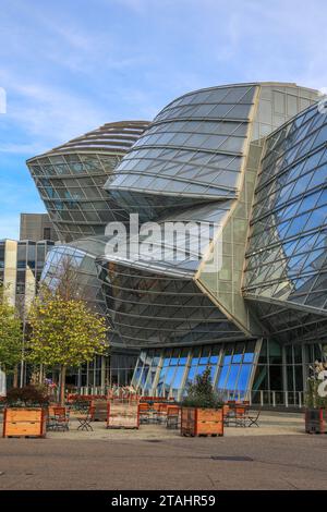 Bâle, Suisse - octobre 25 2022 : le bâtiment Gehry de Novartis Pharma AG. Il a été conçu par Frank O. Gehry- une structure futuriste en verre et acier Banque D'Images