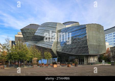 Bâle, Suisse - octobre 25 2022 : le bâtiment Gehry de Novartis Pharma AG. Il a été conçu par Frank O. Gehry- une structure futuriste en verre et acier Banque D'Images