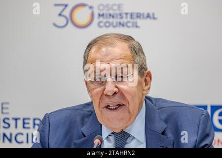 Sergei Lavrov, le ministre russe des Affaires étrangères, prend la parole lors d’une conférence de presse aux côtés de journalistes russes et internationaux lors de la 30e réunion du Conseil ministériel de l’OSCE à Skopje, Macédoine du Nord, le vendredi 1 décembre 2023. (VX photo/Vudi Xhymshiti) Banque D'Images