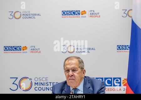 Sergei Lavrov, le ministre russe des Affaires étrangères, prend la parole lors d’une conférence de presse aux côtés de journalistes russes et internationaux lors de la 30e réunion du Conseil ministériel de l’OSCE à Skopje, Macédoine du Nord, le vendredi 1 décembre 2023. (VX photo/Vudi Xhymshiti) Banque D'Images