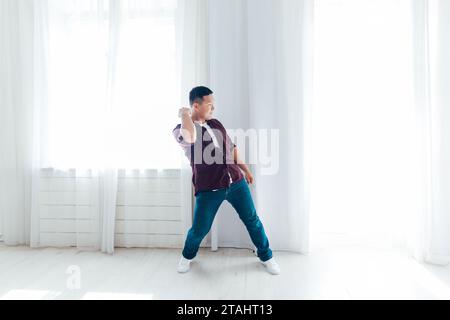 Entraîneur masculin dansant dans un studio lumineux Banque D'Images