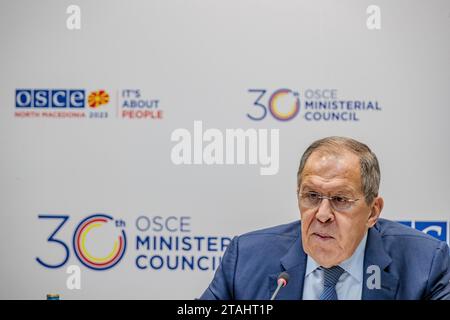 Sergei Lavrov, le ministre russe des Affaires étrangères, prend la parole lors d’une conférence de presse aux côtés de journalistes russes et internationaux lors de la 30e réunion du Conseil ministériel de l’OSCE à Skopje, Macédoine du Nord, le vendredi 1 décembre 2023. (VX photo/Vudi Xhymshiti) Banque D'Images