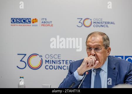 Sergei Lavrov, le ministre russe des Affaires étrangères, prend la parole lors d’une conférence de presse aux côtés de journalistes russes et internationaux lors de la 30e réunion du Conseil ministériel de l’OSCE à Skopje, Macédoine du Nord, le vendredi 1 décembre 2023. (VX photo/Vudi Xhymshiti) Banque D'Images