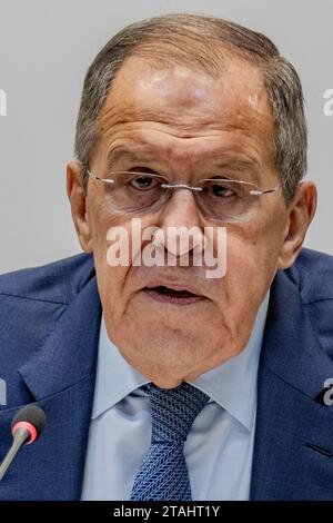 Sergei Lavrov, le ministre russe des Affaires étrangères, prend la parole lors d’une conférence de presse aux côtés de journalistes russes et internationaux lors de la 30e réunion du Conseil ministériel de l’OSCE à Skopje, Macédoine du Nord, le vendredi 1 décembre 2023. (VX photo/Vudi Xhymshiti) Banque D'Images