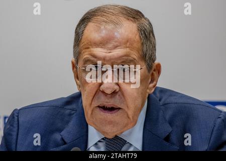 Sergei Lavrov, le ministre russe des Affaires étrangères, prend la parole lors d’une conférence de presse aux côtés de journalistes russes et internationaux lors de la 30e réunion du Conseil ministériel de l’OSCE à Skopje, Macédoine du Nord, le vendredi 1 décembre 2023. (VX photo/Vudi Xhymshiti) Banque D'Images