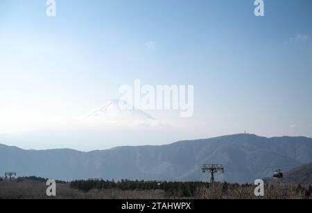 Le mont Fuji vu au-dessus des nuages, vu depuis Owakudani, Hakone, Japon, avec le téléphérique Hakone visible au bas du cadre. Banque D'Images