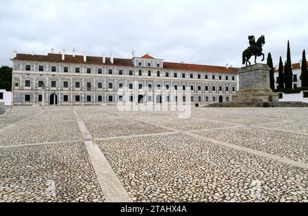 Vila Viçosa, Paço Ducal (16th siècle) et statue équestre du duc Joao IV de Bragança et du roi. Evora, Alentejo, Portugal. Banque D'Images