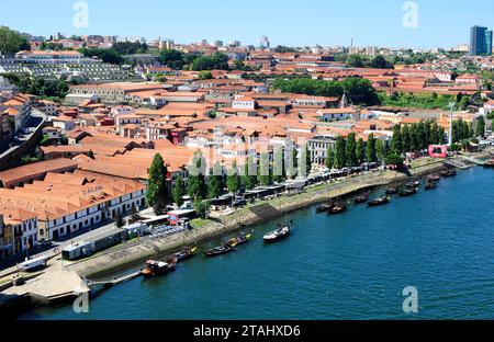 Vila Nova de Gaia, vue aérienne avec caves et rivière Douro. Porto, Portugal. Banque D'Images