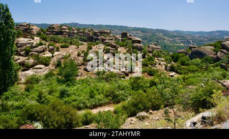 Formations rocheuses de chaux sur la côte égéenne dans l'ouest de la Turquie. Roches calcaires volcaniques façonnées par l'érosion. Formations rocheuses en sandwich de forme naturelle. Banque D'Images