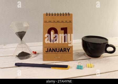 1 janvier inscription sur calendrier en bois sur fond de 2025 couleurs tendance de jaune et gris. De Sad 2020 à Happy 2021 concept. Banque D'Images