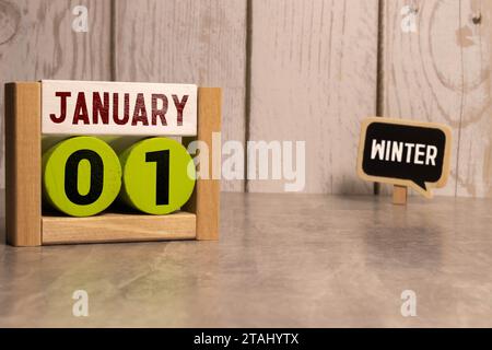 1 janvier inscription sur calendrier en bois sur fond de 2025 couleurs tendance de jaune et gris. De Sad 2020 à Happy 2021 concept. Banque D'Images