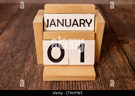 1 janvier inscription sur calendrier en bois sur fond de 2025 couleurs tendance de jaune et gris. De Sad 2020 à Happy 2021 concept. Banque D'Images