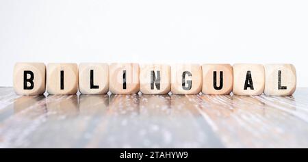 Bilingue. Manuels scolaires, papeterie et timbre en bois sur la table Banque D'Images