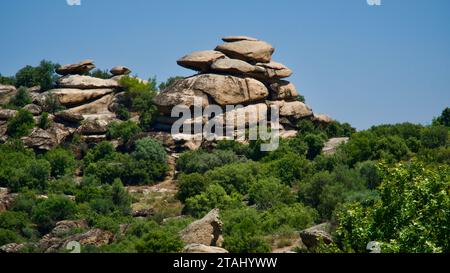 Formations rocheuses de chaux sur la côte égéenne dans l'ouest de la Turquie. Roches calcaires volcaniques façonnées par l'érosion. Formations rocheuses en sandwich de forme naturelle. Banque D'Images