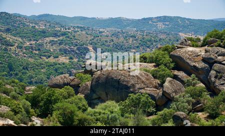 Formations rocheuses de chaux sur la côte égéenne dans l'ouest de la Turquie. Roches calcaires volcaniques façonnées par l'érosion. Formations rocheuses en sandwich de forme naturelle. Banque D'Images